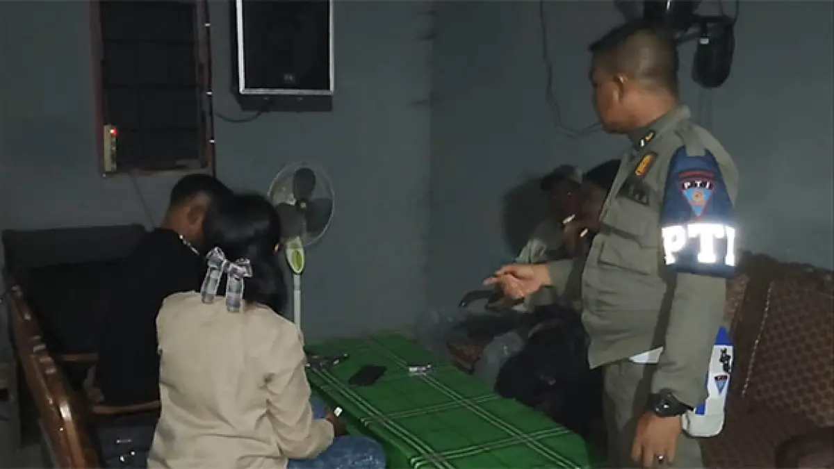 Personel Satpol PP-PKP Kuansing saat mendatangi kafe HB di kawasan belakang Kantor Pemkab saat razia, Selasa (8/9/2026) malam . Foto Satpol PP-PKP Kuansing
