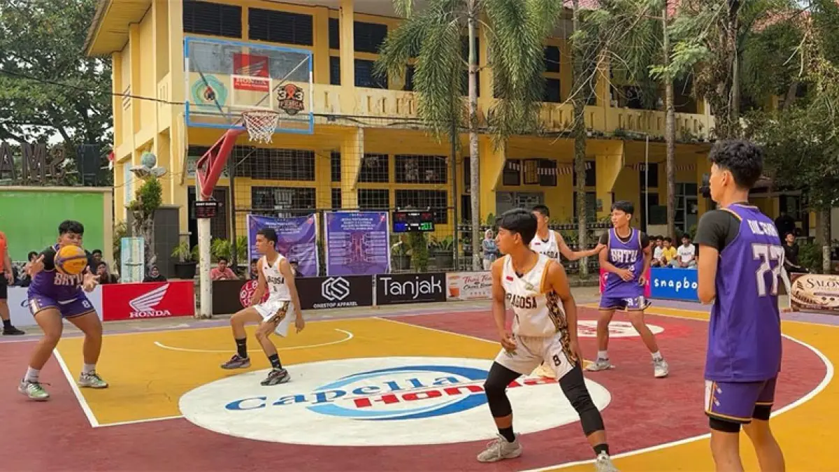 Turnamen basket antar pelajar semarakan Festival SMANSA Teluk Kuantan dalam menyemarakkan 49 tahun SMANSA Teluk Kuantan. (Istimewa)