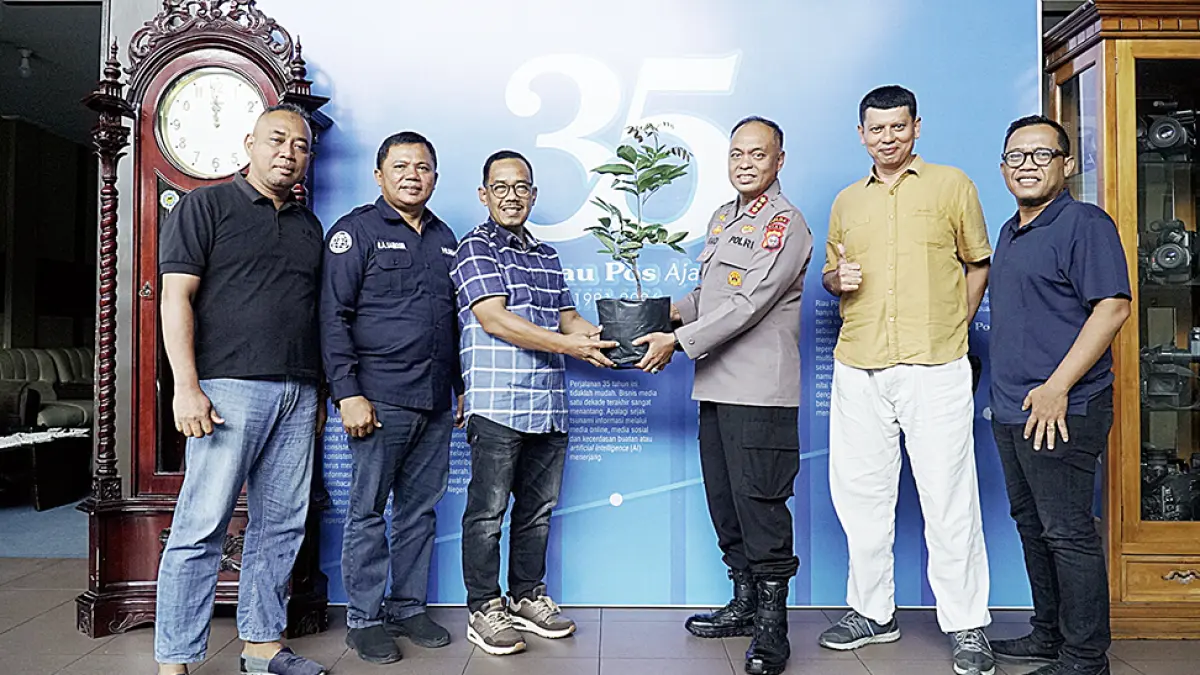 SERAHKAN BIBIT: Kabid Humas Polda Riau Kombes Pol Akmadi (tiga kanan) menyerahkan bibit pohon kepada Direktur Riau Pos Asmawi Ibrahim (tiga kiri), Rabu (9/9/2026). Turut serta dalam pertemuan itu Kasubbid Penmas Bidhumas Polda Riau AKBP Rudi A Samosir (dua kiri), Manajer Pemasaran Riau Pos Abdul Kadir Bey (dua kanan), Manajer Program dan Produksi RIau Televisi Sujarno (kiri), serta Kordinator Liputan Riau Pos M Ali Nurman (kanan). (MHD Akhwan/riau pos) 