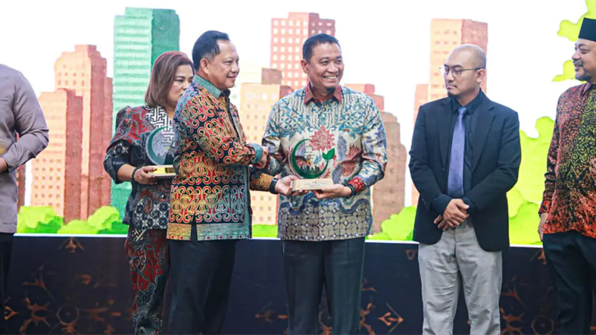 Wakil Wali Kota Markarius Anwar mewakili Wako Agung Nugroho menerima penghargaan dari Mendagri Tito Karnavian, Rabu (9/9/2026). (ISTIMEWA)