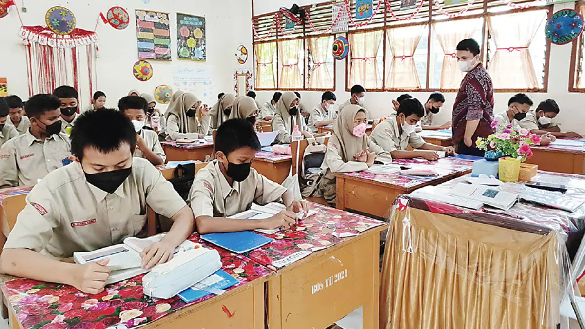 BELAJAR TATAP MUKA: Pelajar dan guru mengikuti pembelajaran tatap muka dengan memakai masker di SMPN 22 Pekanbaru, Kamis (10/9/2026). Hal ini disebabkan Kota Pekanbaru masih diselimuti kabut asap akibat kebakaran hutan dan lahan (karhutla). (EVAN GUNANZAR/RIAU POS)