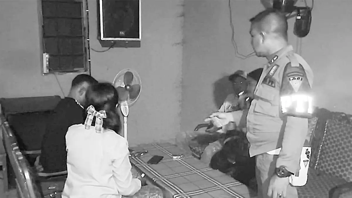 DATANGI KAFE: Personel Satpol PP-PKP Kuansing mendatangi kafe HB di kawasan belakang kantor pemkab saat razia, Selasa (8/9/2026) malam. ( Satpol PP-PKP Kuansing untuk riau pos)
