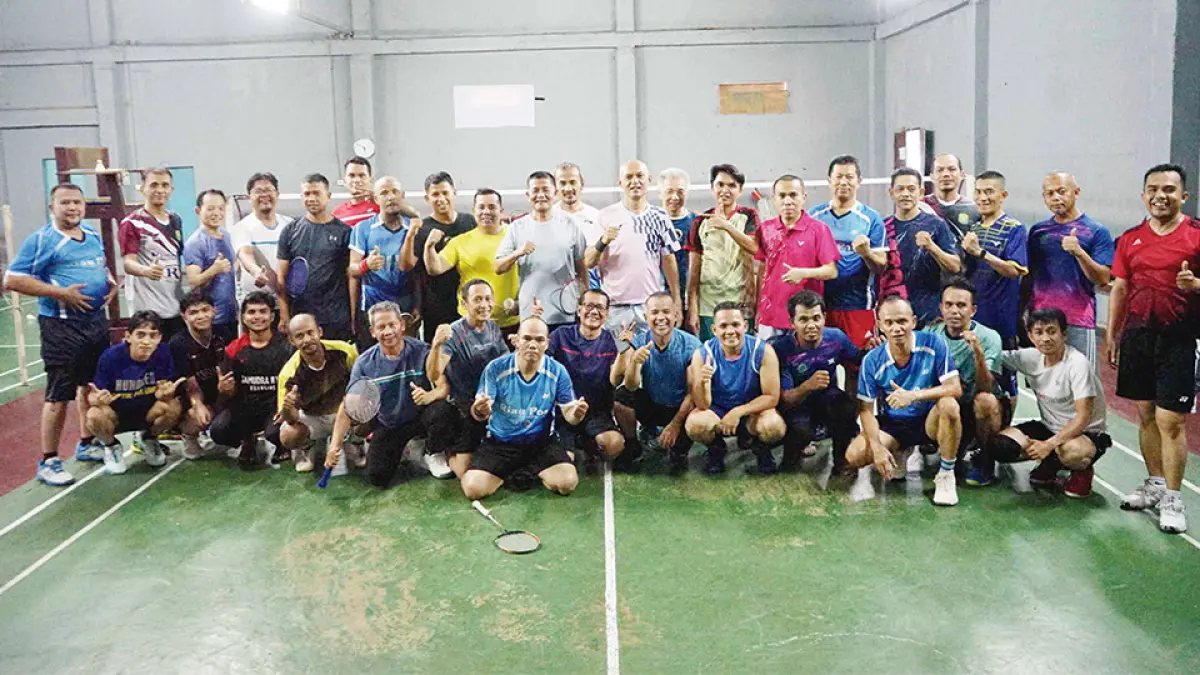 Foto bersama : Direktur Utama Riau Pos Ahmad Dardiri (berdiri empat kiri) serta tim bulu tangkis Riau Pos foto bersama PB UIN Suska Riau saat melakukan pertandingan persahabatan di GOR Panam Jaya Pekanbaru . Kamis (10/9/2026).(EVAN GUNANZAR/RIAU POS)