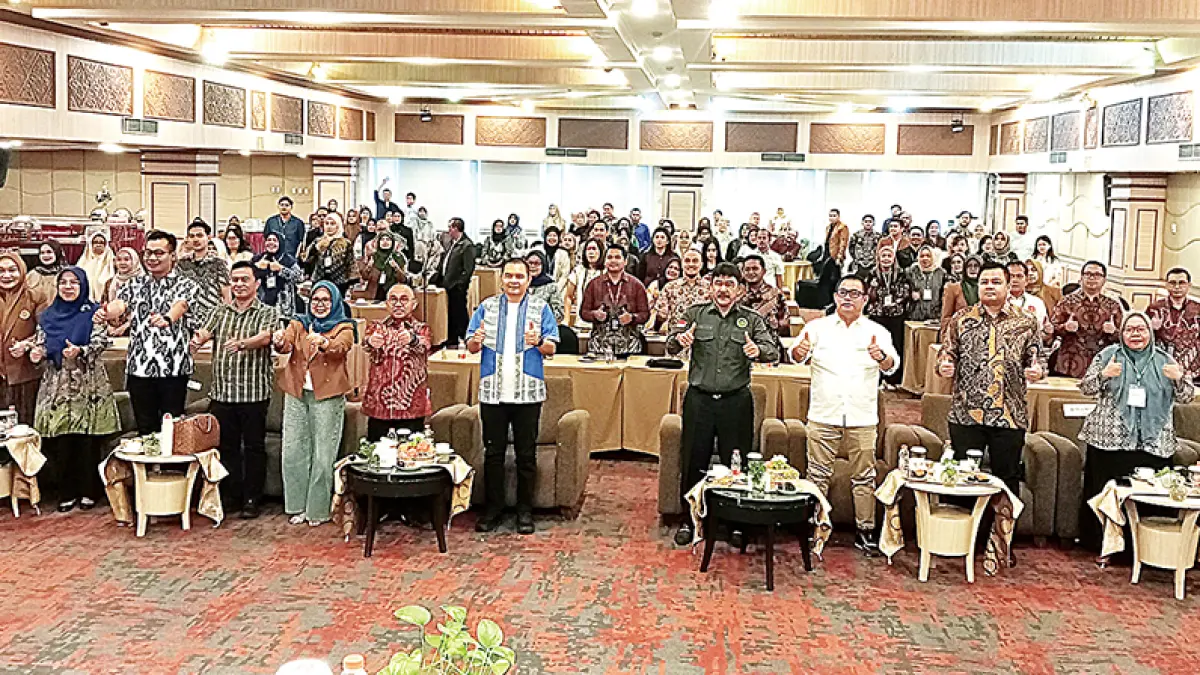 FOTO BERSAMA: Peserta berfoto bersama di acara sosialisasi Integrasi Alur Layanan 3-2-5 yang ditaja IPPAT, Bapenda, dan BPN Pekanbaru di Hotel Pangeran Pekanbaru, Kamis (10/9/2026). (prapti dwi lestari/riau pos)