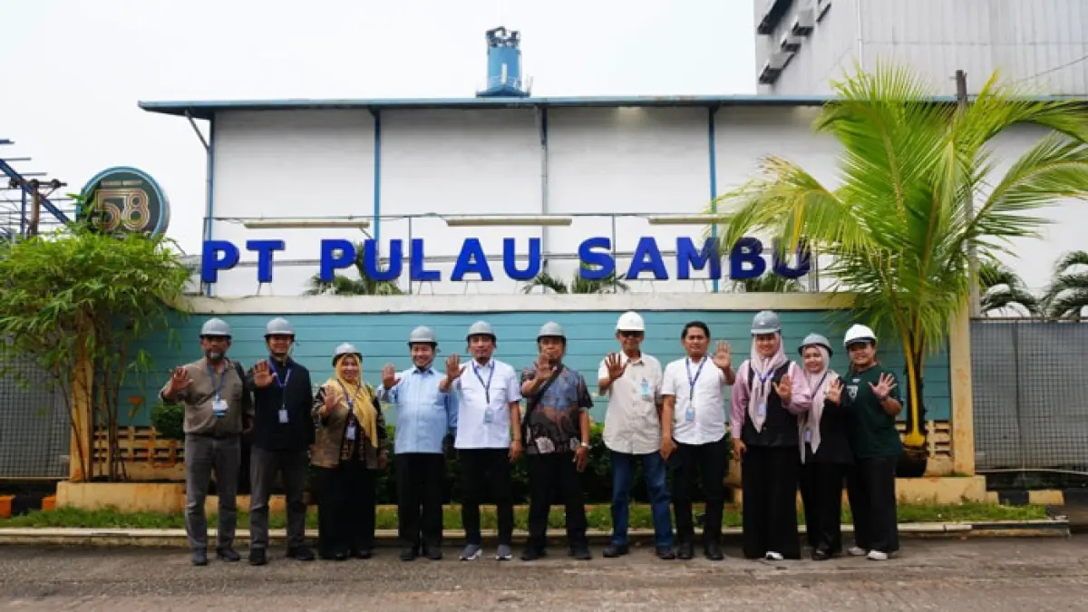 Humas Sambu group A Ginting mendmpingi Ketua Komisi II DPRD Riau, Adam Syafaat bersama anggota saat berkunjung ke PT Pulau Sambu, Kecamatan Kateman, Kabupaten Inhil, Jumat (11/9/2026).(Istimewa)