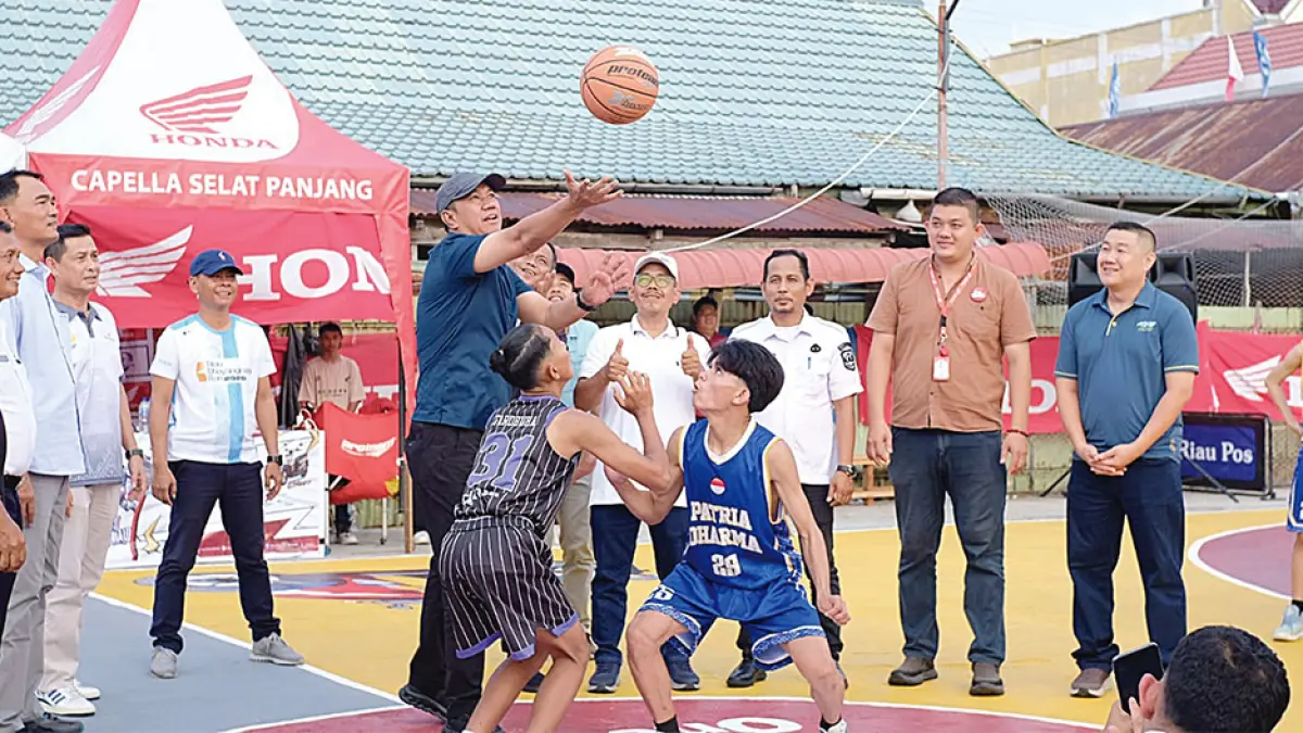Wakil Bupati Kepulauan Meranti Muzamil Baharudin melakukan jump ball saat membuka Riau Pos-Honda Student Basketball League 2026 Series Selatpanjang di Lapangan Basket Kartika, Jalan Pertis, Kecamatan Tebingtinggi, Rabu (2/9/2026). Pembukaan kompetisi basket antarpelajar turut disaksikan Direktur Riau Pos Asmawi Ibrahim (empat kanan), Kadisdikbud Meranti Raja Yusran (tiga kanan) Pimpinan Capella Honda Selatpanjang Hery (dua kanan) dan Promotion Section Head PT Capella Dinamik Nusantara Haryanto Budhiman (kanan). (EVAN Gunanzar / WIRA Saputra)
