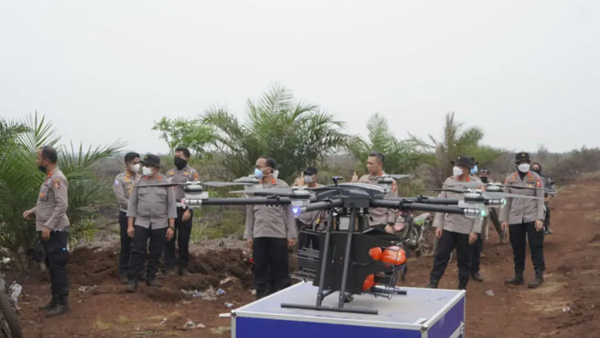 Operasi pemadaman yang dilakukan Serdik Sespimen menggunakan teknologi drone untuk pemantauan titik Karhutla, Kamis (10/9/2026). (Humas Polres Inhu untuk Riuapos.co)