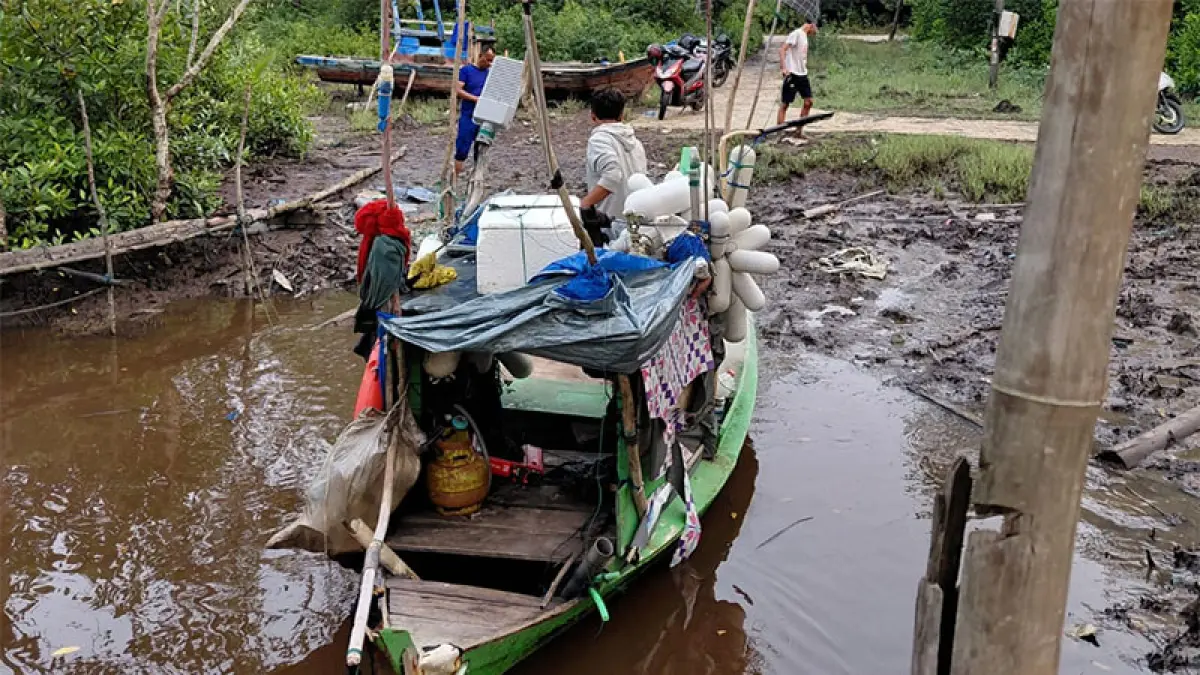 Penjemput narkotika jenis sabu menggunakan sampan seperti nelayan penangkap ikan di perairan Selat Melaka. Dari tengah laut sabu dibawa ke pinggir pantai di Desa Bantan Air, Kecamatan Bengkalis, Rabu (9/9/2026) pagi. FOTO ISTIMEWA