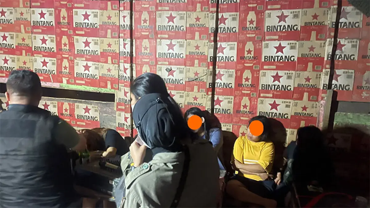 Personel Satpol PP-PKP Kuansing melakukan razia di warung remang-remang Desa Sungai Bawang Kecamatan Singingi, Kamis (10/9/2026). Mereka pun menemukan LC di lokasi. Foto Satpol PP-PKP Kuansing