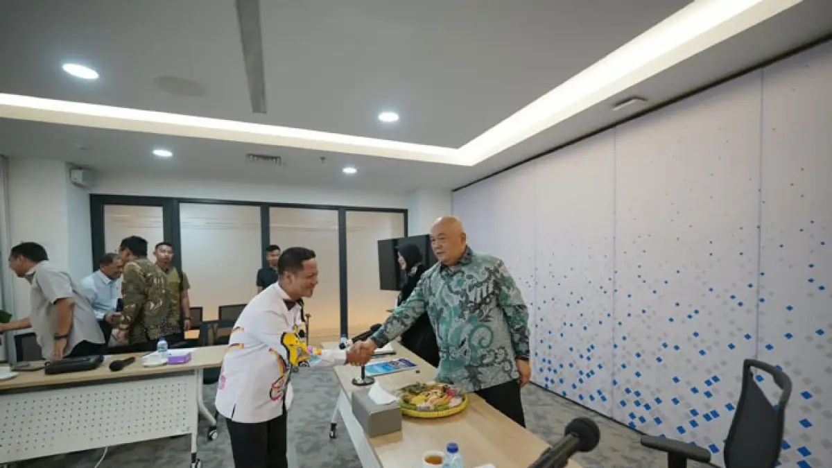 Plt Bupati Kuansing H Muklisin disambut Plt Direktur Sekolah Terintegrasi, Nandana Aditya Bhaswara SST MM saat berkunjung, Jumat (11/8/2026). (Prokim Kuansing untuk Riaupos.co)