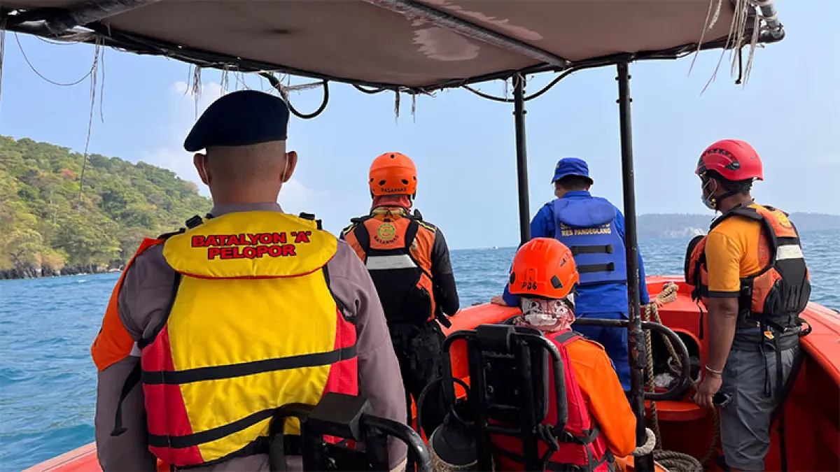 Tim SAR gabungan melakukan operasi pencarian delapan orang yang masih belum diketahui keberadaannya di perairan Selat Sunda, Kamis (10/9). Operasi pencarian dilakukan melalui jalur laut dan udara dengan melibatkan sejumlah unsur SAR. (BNPB Indonesia)