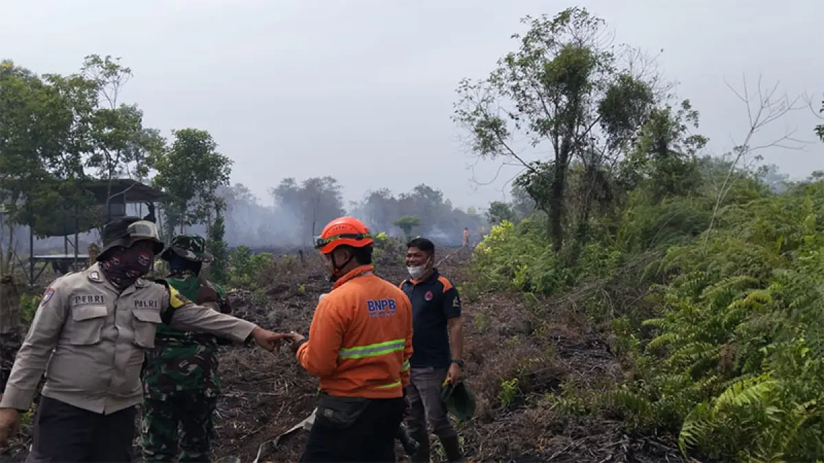 Tim TRC BPBD Kampar bersama Satgas Gabungan memadamkan api yang membakar lahan di Jalan Uka. (BPBD untuk Riaupos.co)