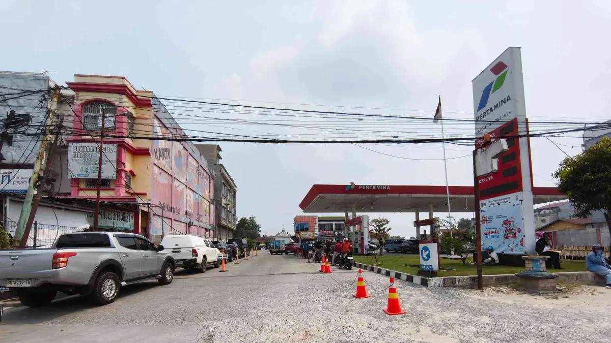 Antre : Pengendara mengantre untuk mengisi Bahan Bakar Minyak (BBM) di salah satu SPBU Jalan Tuanku Tambusai Kota Pekanbaru, Senin (7/9/2026). ft : EVAN GUNANZAR/RIAU POS
