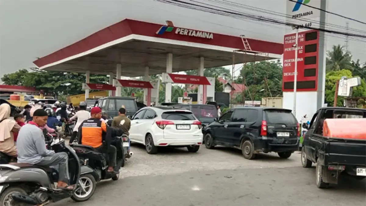 Masyarakat mengantre BBM di salah satu SPBU Kabupaten Kuansing, Riau, beberapa waktu lalu. (Dok Riaupos.co).