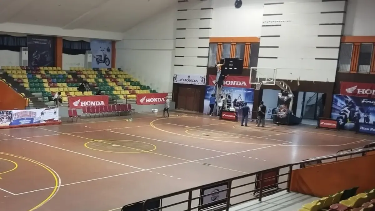 Panitia Riau Pos-HSBL 2026 Seri Pekanbaru memasang papan skor di GOR Tribuana Pekanbaru, Jumat (11/9/2026).  DOFI ISKANDAR/RIAU POS