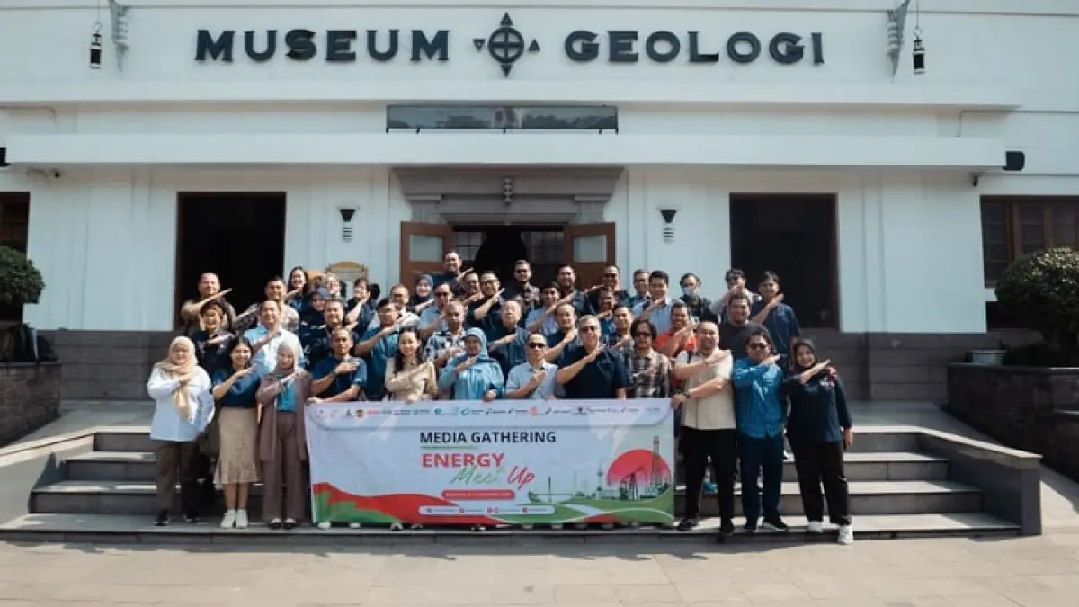 Peserta gathering foto bersama di Museum Geologi Kementerian ESDM di Bandung. (Istimewa)