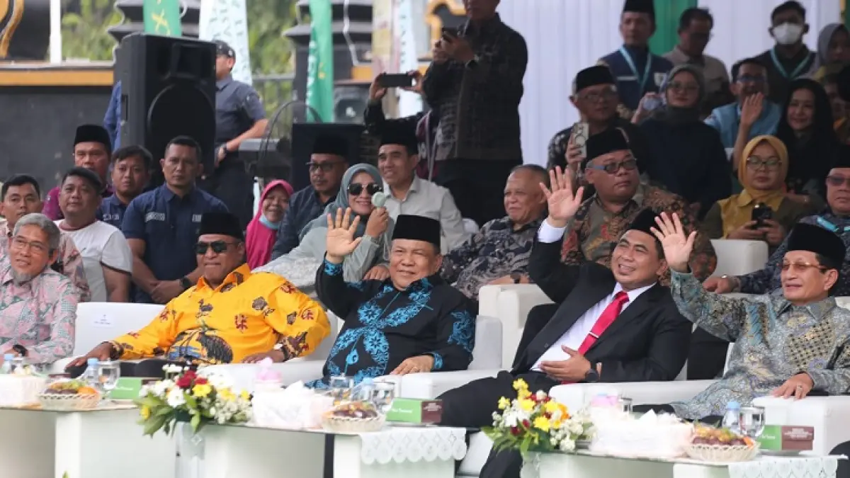 Plt Gubri SF Hariyanto menyapa rombongan pawai taaruf MTQ Nasional di Semarang, Sabtu (12/9/2026). (Diskominfo Riau)