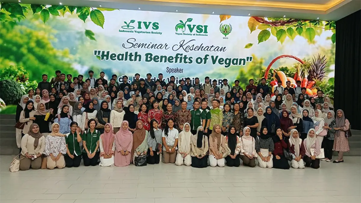 Staf Ahli IVS dr Hendry Widjaja didampingi Pembina IVS Riau Rosaria, foto bersama peserta seminar kesehatan makanan vegetarian di Fortunate Convention Hall Pusdiklat Bumi Suci Maitreya, Pekanbaru, Sabtu (12/9/2026). Prapti Dwi Lestari