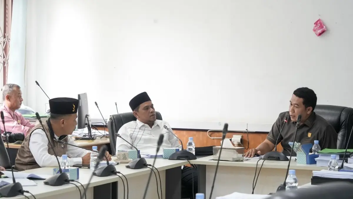 Wakil Ketua II DPRD Kuansing Romi Alfisah Putra, Ketua Komisi III H Solehudin, Plt Kadis Kominfos saat memimpin heraing KUA PPAS 2027, Jumat (11/9/2026). (Desriandi Candra/Riaupos.co)