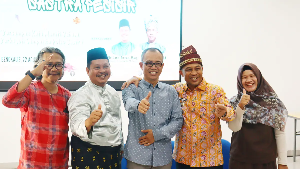 Dua pemateri seminar “Meneroka Sastra Pesisir” dalam Festival Sastra Melayu Riau (FSMR) IV 2026, Jarir Amrun (dua kiri) dan Musa Ismail (tengah), foto bersama dengan tiga mantan sejawatnya di Riau Pos, yakni Marhalim Zaini (paling kiri, mantan redaktur budaya), Wakil Bupati Bengkalis Bagus Santoso (dua kanan), dan Murparsaulian di Auditiorium IAIN Datuk Laksemana, Bengkalis, pada Sabtu (22/8/2026).suku seni untuk riau pos
