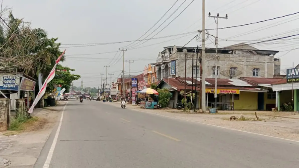 Asap masih terlihat menyelimuti Teluk Kuantan, Kabupaten Kuansing Ahad (13/9/2026). (Desriandi Cavdra/Riaupos.co)