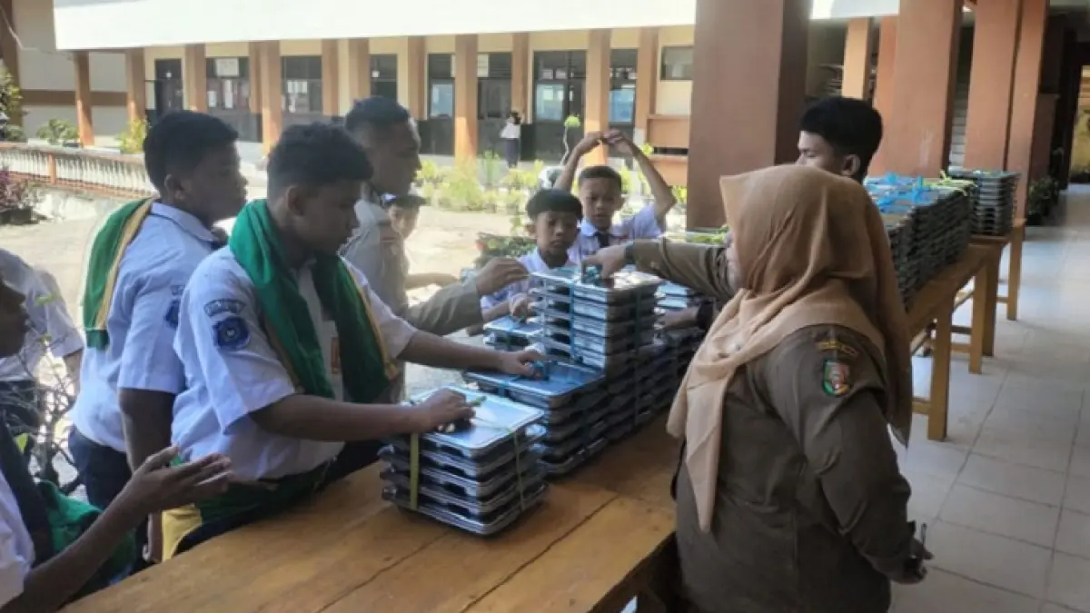 Guru dan siswa SMPN 1 Telukkuantan melakukan pengecekan menu MBG saat sampai di sekokah, beberapa waktu lalu. (Desriandi Candra/Riaupos.co)
