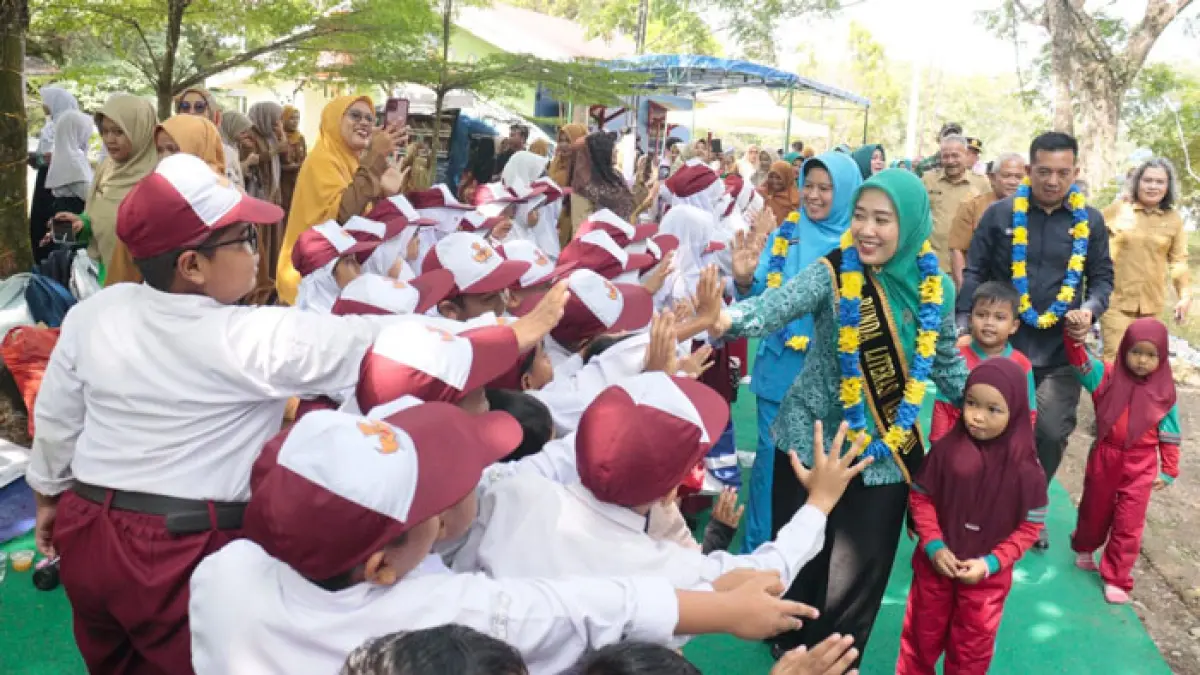 Ketua TP PKK Kabupaten Inhu, Suci Rahmiani SSos MSI bersama peserta didik dalam rangka Hari Anak Nasional (HAN), belum lama ini. (Diskominfotik Inhu untuk Riaupos.co)