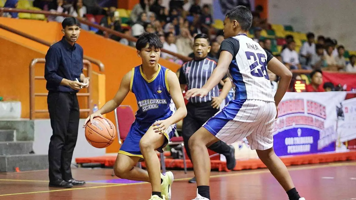 Lewati Lawan : Pemain SMP Stella Gracia Pekanbaru berusaha melewati adangan pemain SMPN 1 Pekanbaru saat pertandingan Riau Pos Honda HSBL Pekanbaru Series di GOR Tribuana Pekanbaru, Sabtu (12/9/2026). ft : EVAN GUNANZAR/RIAU POS