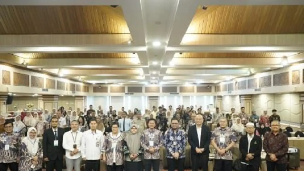 Para pimpinan Unri dan FPK, narasumber dan peserta foto bersama usai pembukaan ISFM XV, Senin (7/9/2026).(FPK Unri untuk Riau Pos)