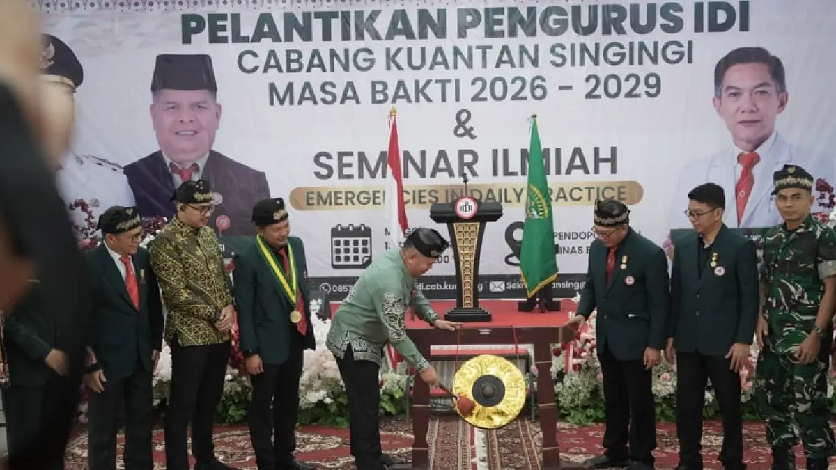 Pj Sekda Kuansing Drs Muradi MSi melakukan pemukulan gong saat pelantikan pengurus IDI Cabang Kuansing di Pendopo Rumah Dinas Bupati, Ahad (13/9/2026).(Istimewa)