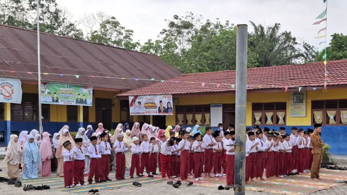 Satu di antara sekolah di Kabupaten Inhu mengawali pembelajaran tatap muka dengan melaksanakan Salat Istisqa beberapa waktu lalu. (Disdibud Inhu untuk Riaupos.co)