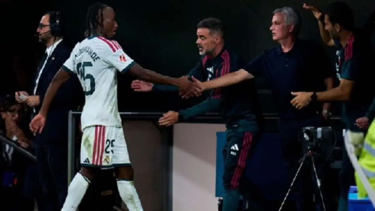 Yan Diomande berjabat tangan dengan pelatih José Mourinho setelah diganti dalam kemenangan 4-1 Real Madrid atas Rayo Vallecano. (Diego Souto/Getty Images)

"