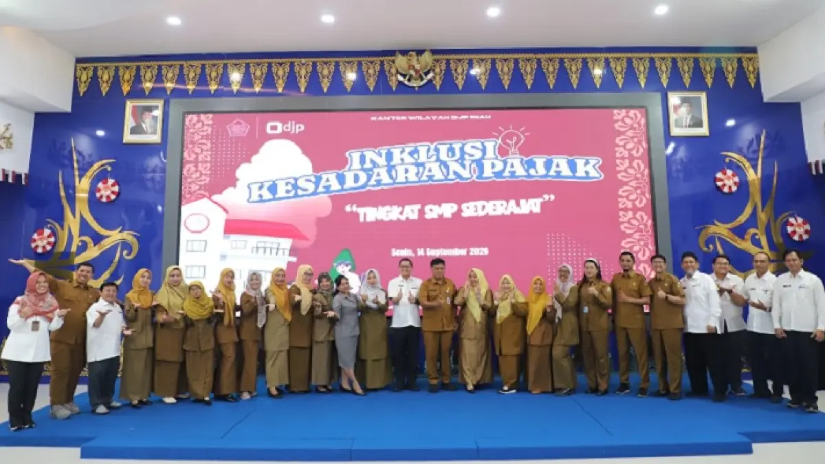 Momen foto bersama Kepala Kanwil DJP Riau, YFR Hermiyana, jajaran pejabat administrator dan pengawas Kanwil DJP Riau, Plt Kepala Dinas Pendidikan Kota Pekanbaru, Dr H Abdul Jamal MPd&nbsp; serta para Kepala Sekolah dan tenaga pendidik perwakilan SMP/sederajat se-Kota Pekanbaru, Senin (14/9/2026).(Istimewa)