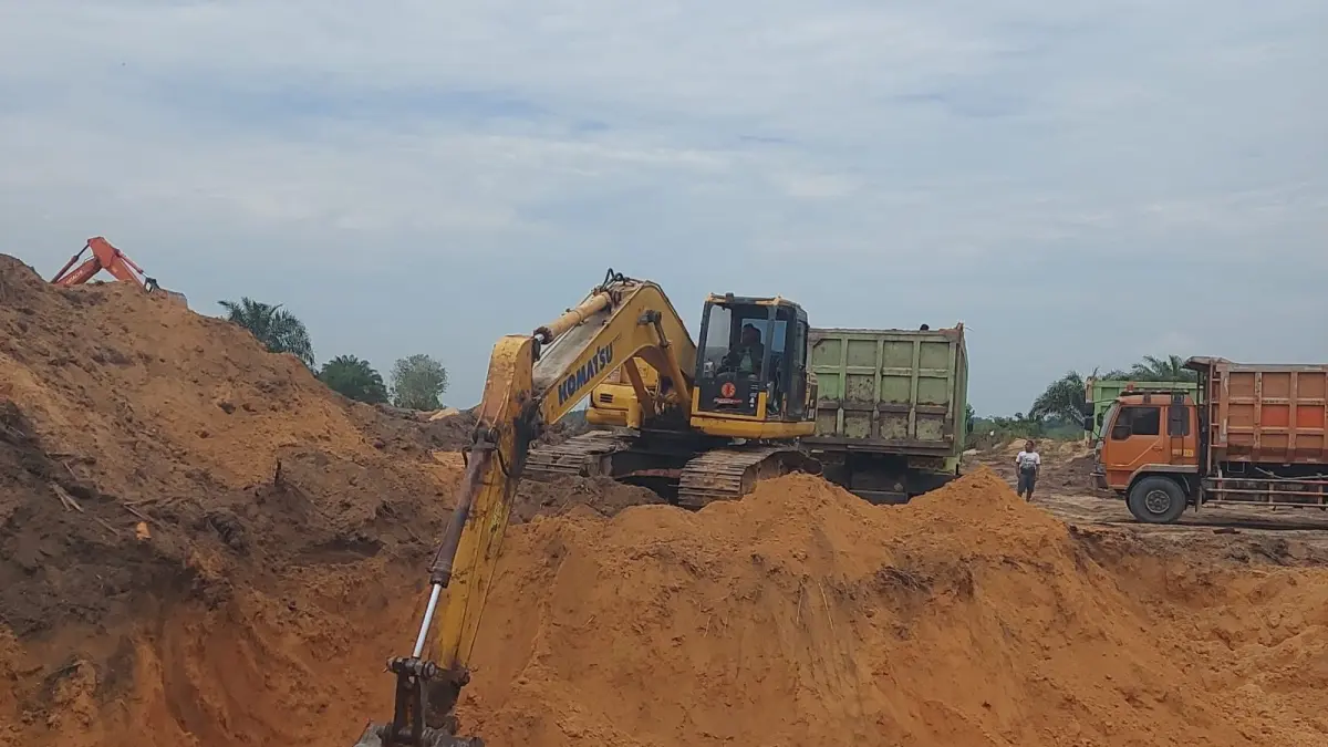 Aktivitas galian tanah berizin yang dikelola PT HMK di wilayah Tapung, Kampar.(HMK UNTUK RIAUPOS.CO)