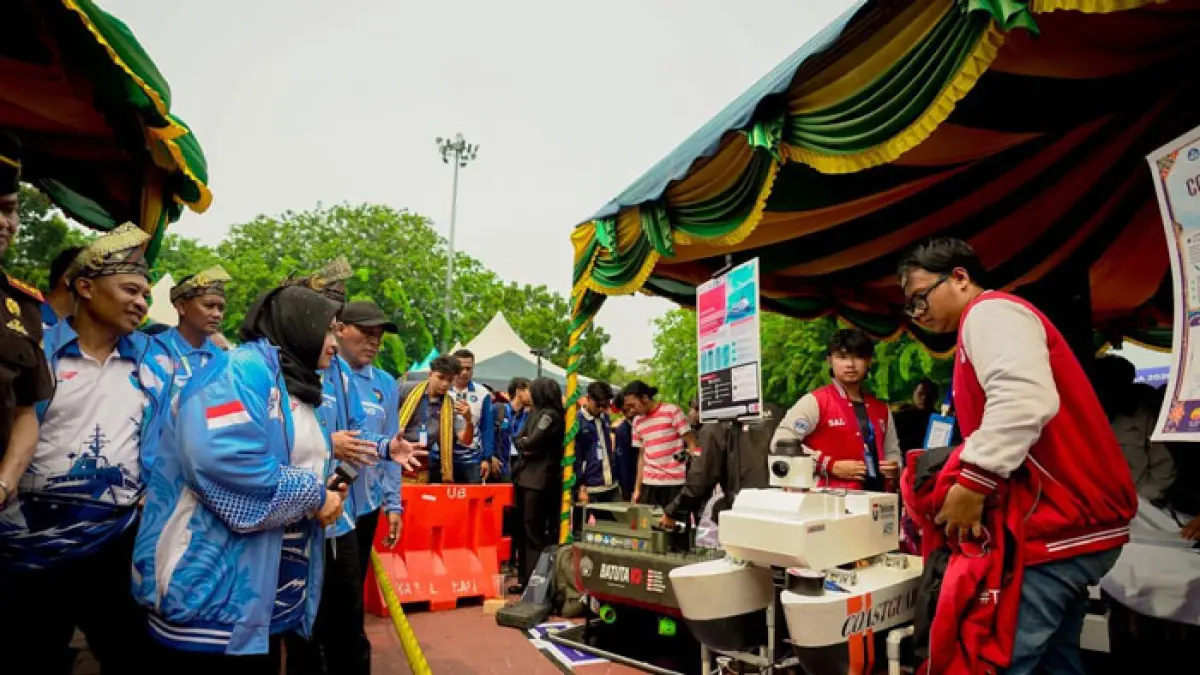 Bupati Hj Kasmarni melihat miniatur kapal dari peserta KKI Tingkat Nasional Tahun 2026 di Lapangan Tugu Bengkalis, Senin (14/9/2026). (Istimewa)