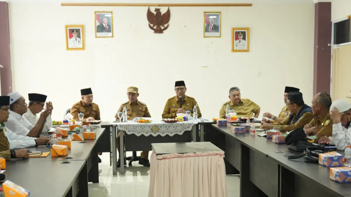 Bupati Inhil Herman didampingi Sekda Tantawi Jauhari dan pejabat lainnya membahas percepatan kawasan Islamic Center Inhil di Lantai II Gedung Multiyears Jalan Swarna Bumi, Senin (14/9/2026). (Istimewa)