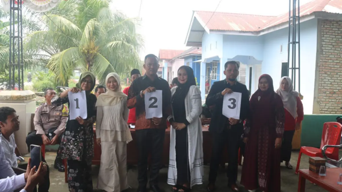 Calon penghulu Labuhan Tangga Besar menunjukkan nomor urut calon penghulu yang diperoleh masing-masing, Senin (14/9/2026). (Zulfadhli/Riaupos.co)