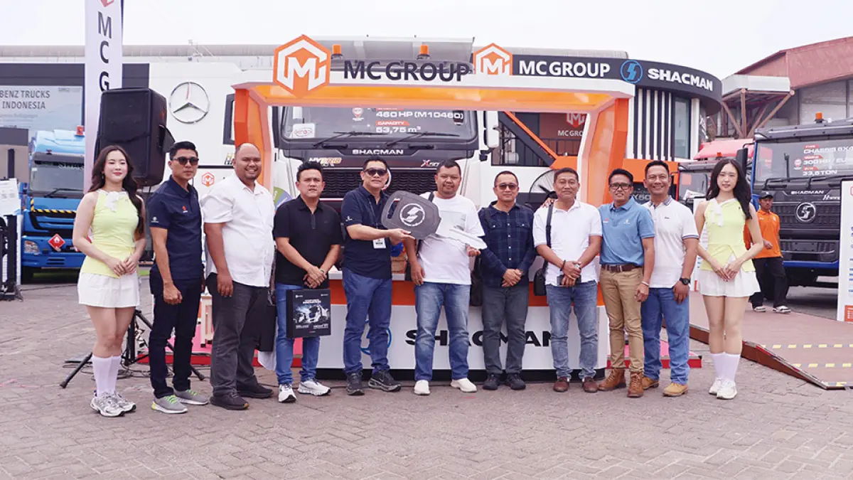 Direktur MC Group Dirmanto Chang (lima kiri) foto bersama customer yang membeli produk MC Group di Mining Expo Indonesia 2026, Ahad (13/9/2026). (MC Group untuk riau pos)