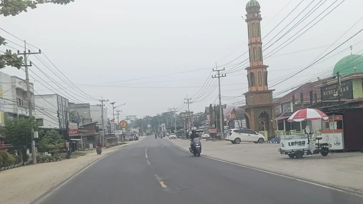 Jalan Lintas Timur di Kelurahan Pematang Reba Kecamatan Rengat Barat, Inhu terlihat kabut asap lebih tebal pada Senin (14/9/2026) sore. (Raja Kasmedi/Riaupos.co)