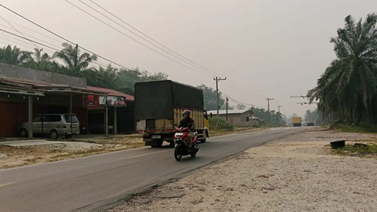 Kondisi kabut asap masih terlihat jelas diruas jalan Teluk Kuantan-Pekanbaru, Senin (14/9/2026). Foto Desriandi Candra