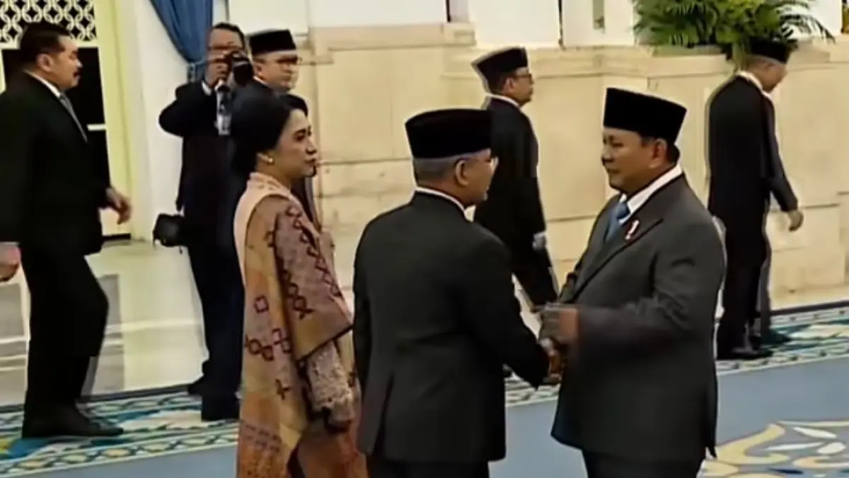 Suahasil Nazara disalami Presiden Prabowo Subianto usai dilantik dalam reshuffle kabinet Merah Putih sebagai Menteri Keuangan (Menkeu) menggantikan Purbaya Yudhi Sadewa di Istana Negara, Jakarta, Senin (14/9/2026).(TANGKAPAN LAYAR INSTAGRAM CATATAN SESKAB)