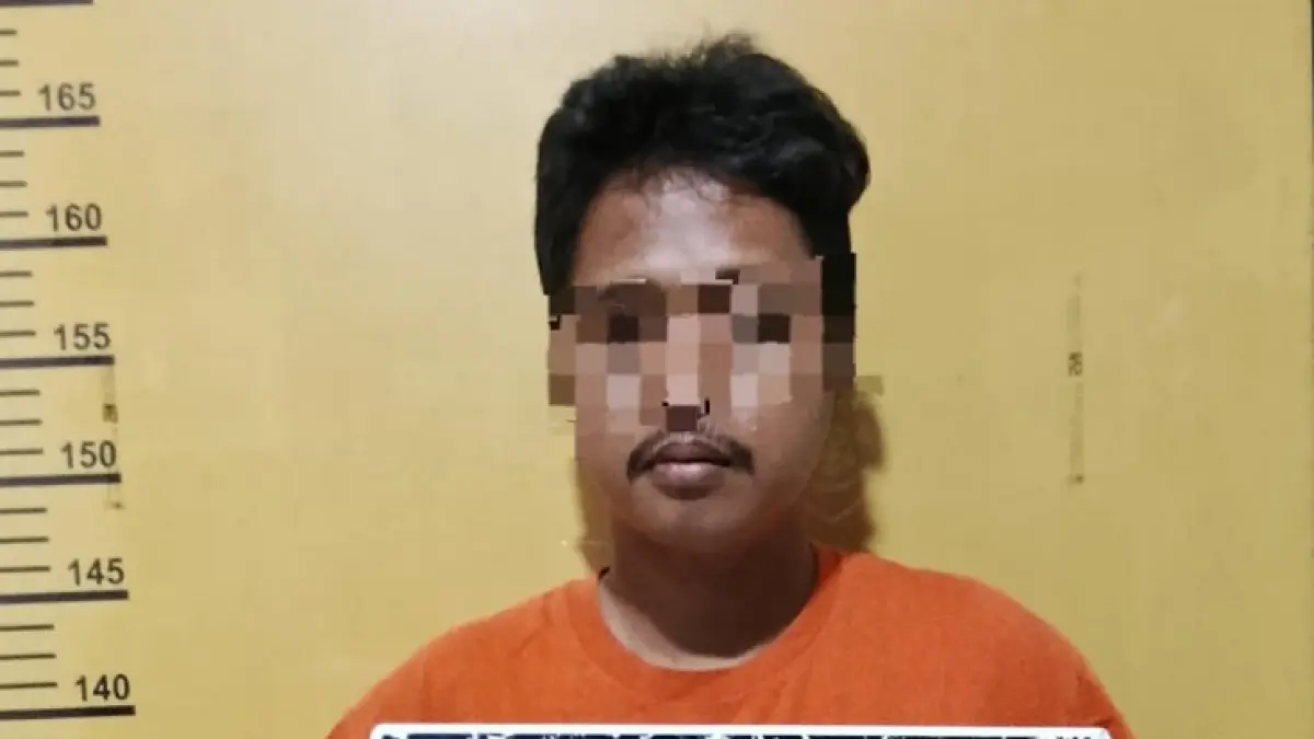 Pria berinisial JF diamankan petugas kepolisian di Mapolsek Kateman, Senin (14/9/2026). Ia diduga sengaja membuka lahan dengan cara dibakar di Kelurahan Amal Bakti, Kecamatan Kateman, Kabupaten Inhil.(Istimewa)