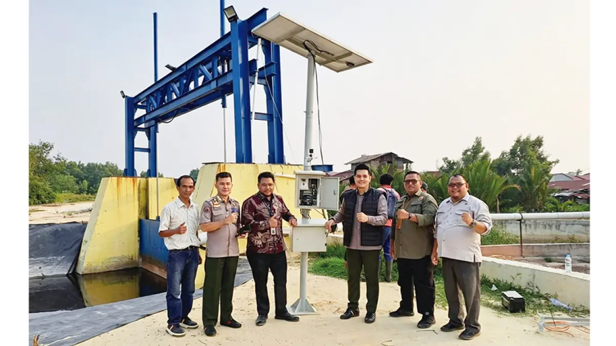 FOTO BERSAMA: Kalaksa BPBD Kota Dumai Wahyu Wicaksono SIP MSi (tiga kanan) dan Ketua Tim Peneliti Dr Ir Teuku Radillah MKom (tiga kiri) foto bersama di pintu air Sungai Dumai, Jalan Siak Gang Kakap, Kelurahan Pangkalan Sesai, Kecamatan Dumai Barat, Rabu (9/9/2026).(Bpbd dumai untuk tiau pos)