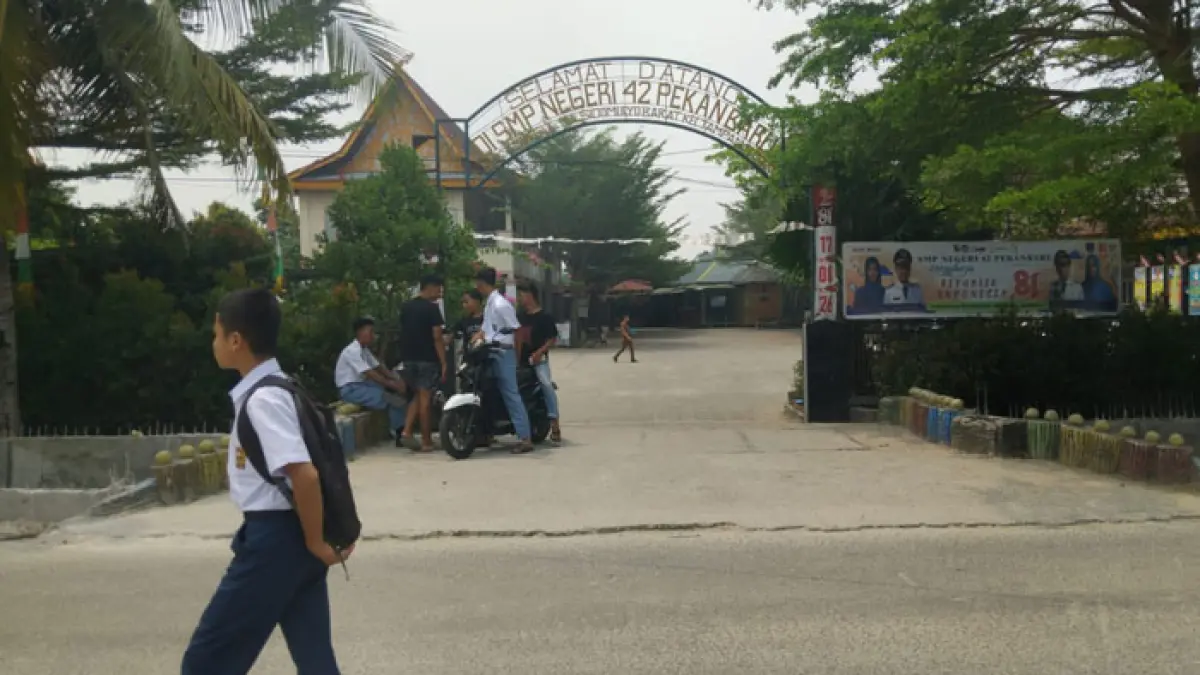 Siswa SMPN 42 Pekanbaru tak memakai masker saat keluar kelas jam pulang sekolah. (Istimewa)