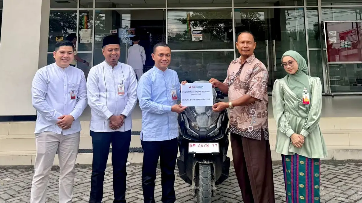 Siswanto, nasabah PT Bank Riau Kepri Syariah (BRK Syariah) Cabang Pasir Pengaraian menerima hadiah dari Program Bedelau Langsung pada Jumat (11/9/2026)