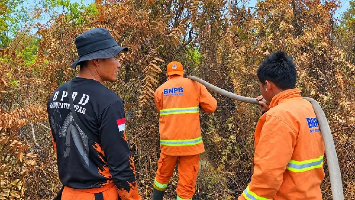 Tim TRC BPBD Kampar bersama satgas gabungan memadamkan kebakaran laham di Desa Karya Indah, Kecamatan Tapung, Senin (14/9/2026).(BPBD untuk Riaupos.co)