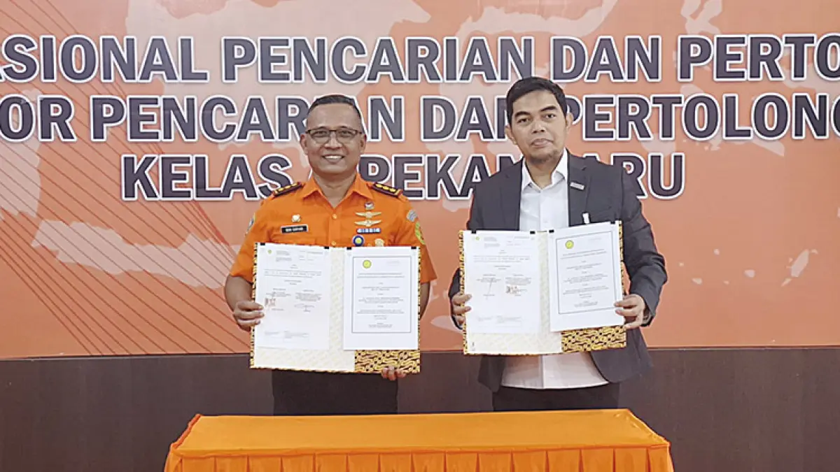 Kepala Kantor Pencarian dan Pertolongan Kelas A Pekanbaru, Budi Cahyadi SSos MM dan General Manager PT Angkasa Pura Indonesia Kantor Cabang Bandara Internasional Sultan Syarif Kasim II Pekanbaru Achmad, memperlihatkan dokumen penandatanganan nota kesepahaman koordinasi operasional penyelenggaraan operasi pencarian dan pertolongan pada kecelakaan pesawat udara, Senin (14/9/2026). (ANGKASA PURA UNTUK RIAU POS)