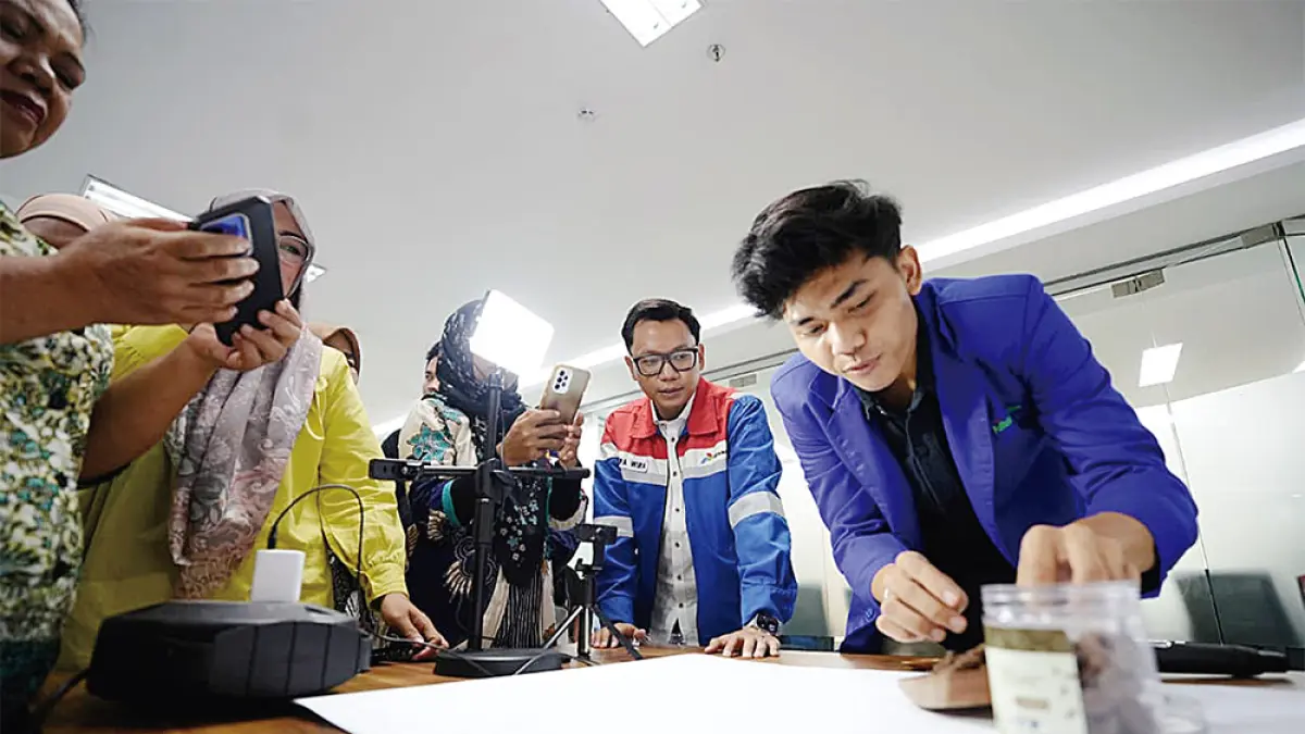 Mahasiswa Politeknik Caltex Riau (PCR) Rizky Raissa Pratama (kanan)  memberikan tips pengambilan foto produk kepada peserta workshop Penguatan Literasi Digital dan Branding bagi UMKM binaan PT Pertamina Patra Niaga Kilang Dumai pada 11-12 September 2026 di Dumai. (PCR UNTUK RIAU POS)