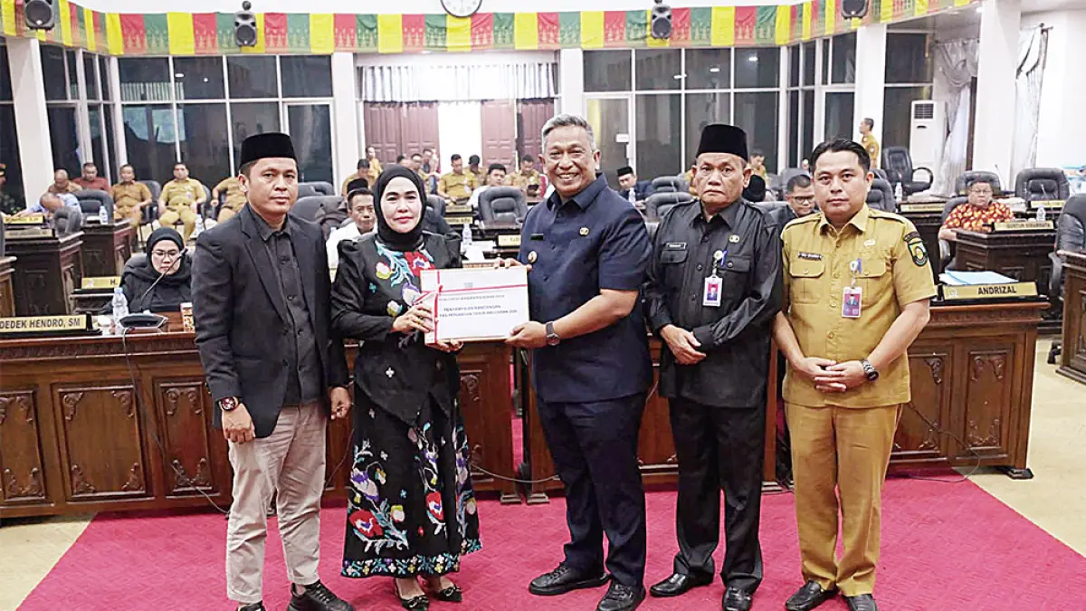 Bupati Rohul Anton ST MM menyerahkan rancangan KUA dan PPAS Perubahan 2026 kepada Ketua DPRD&nbsp; Rohul Hj Sumiartini didampingi Pj Sekda Rohul H Yusmar (dua kanan) dalam rapat paripurna di Gedung DPRD Rohul, Senin (14/9/2026).  (Humas Setwan Rohul untuk Riau Pos)