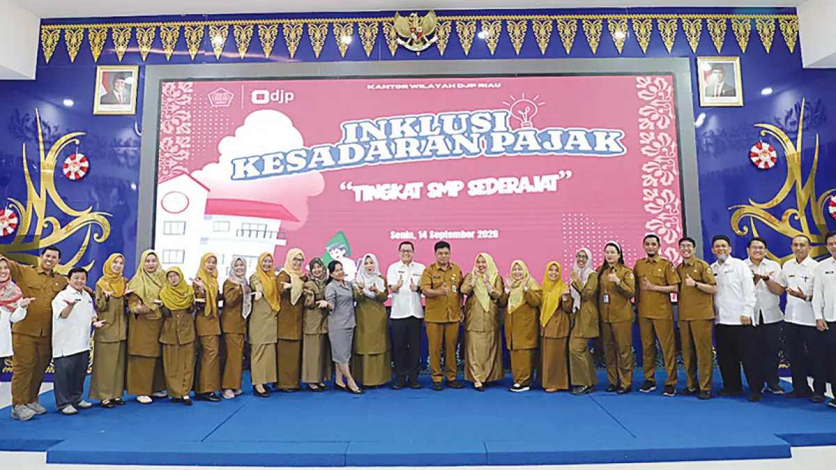 Kepala Kanwil DJP Riau YFR Hermiyana dan jajaran, Plt Kepala Dinas Pendidikan Kota Pekanbaru Dr H Abdul Jamal MPd, para kepala sekolah dan tenaga pendidik perwakilan SMP/sederajat se-Kota Pekanbaru, foto bersama saat kegiatan penandatanganan berita acara implementasi inklusi kesadaran pajak tingkat SMP di Aula Hang Tuah Lantai 4, Kanwil DJP Riau, Senin (14/9/2026). (Kanwil DJP Riau untuk Riau Pos)